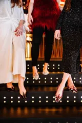 Bailarinas con estampado animal print y ribete rosa.