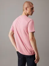 Remera rosa de algodón con cuello redondo, manga corta y logo bordado en el pecho.