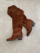 Bucaneras altas de cuero sintético negro con caña arrugada y taco cuadrado.