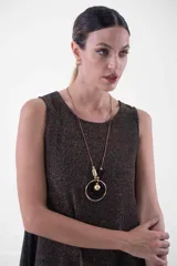 Vestido corto marrón sin mangas, con cuello redondo y corte evasé.