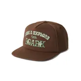 Gorro tipo cap color marrón con diseño de bordado en la parte frontal.