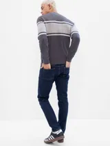 Pantalón de jean de corte slim fit, color azul oscuro.