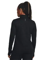 Remera deportiva manga larga fucsia con cierre medio en el cuello y orificios para los pulgares.