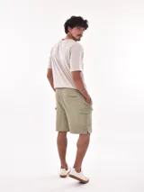 Bermuda cargo color verde militar, con bolsillos laterales y cintura elástica.