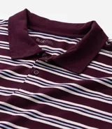 Remera de media malla con cuello polo, manga corta y estampado de rayas horizontales en tonos rosa, blanco y azul.