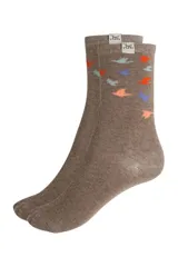 Media beige con estampado de pájaros de colores, diseñada para máxima comodidad.
