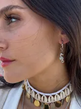 Arito de acero quirúrgico con dije en forma de caballito de mar.