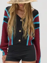 Saco corto de tejido de punto con rayas horizontales en negro, bordó y celeste. Tiene mangas semi-abullonadas, hombros caídos, puños acanalados y cierre frontal con botones.