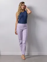 Pantalón verde esmeralda de gabardina elastizada marca Zac & Rachel, con pretina ancha con faja interna modeladora, largo de pierna con costura frontal pespunteada y trasera con bolsillos ojal simulados.