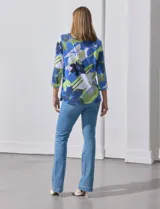 Blusa estampada con cuello redondo y mangas 3/4. Tiene apliques de botones en los hombros.