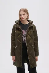 Campera larga color verde militar, acolchada con diseño de rombos, con capucha y cierre frontal con botones a presión.