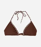 Top de bikini triangular color marrón con relleno removible, adorno dorado en el centro y tiras trenzadas bicolores.