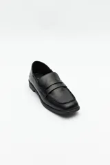Mocasines negros de símil cuero texturizado, con punta cuadrada y detalle de bordado a tono en la capellada. Taco de 2,5cm.