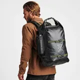 Mochila impermeable negra de 28 litros, marca Roark, modelo Missing Link Wet/Dry. Cuenta con cierre roll-top, compartimento separado para ropa húmeda, bolsillo lateral con cierre YKK, bolsillo lateral de malla, hombreras ergonómicas, panel trasero con malla respirable y correas de compresión frontales.