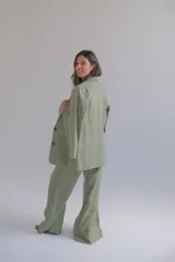 Blazer verde seco de lino, con corte entallado, solapas clásicas y cierre frontal con botones.