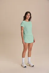 Remera deportiva verde militar de calce suelto, con mangas cortas, sisas desplazadas y abertura en la espalda. Confeccionada en tejido liviano y respirable con tecnología Quick Dry y Easy Care.