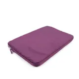 Funda púrpura para notebook con cierre superior y bolsillo externo con cierre. Tiene un compartimento principal y herrajes plateados.