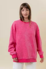Sweater de mujer color lila con efecto lavado vintage, de calce oversize, cuello redondo y terminaciones acanaladas.