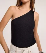 Body color verde militar, de un solo hombro, sin mangas y con textura geométrica.