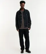 Campera de jean para hombre, de corte regular, con efecto desteñido, cuello inglés, manga larga, abotonada en el frente y bolsillos con solapa en el pecho.