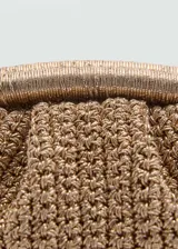 Bolso de mano tipo clutch color marrón claro, tejido a crochet.