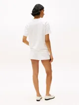 Remera blanca de algodón con cuello redondo y logo de Tommy Hilfiger estampado en el pecho.