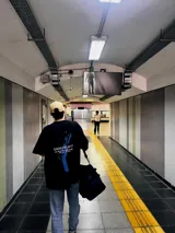 Remera negra de algodón con estampa en la espalda con letras blancas y detalles en azul.