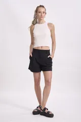 Short negro de vestir con bolsillos laterales y cintura alta.