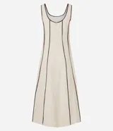 Vestido largo evasé sin mangas, confeccionado en viscolino con 15% de lino. Presenta escote cuadrado en el busto y escote en U en la espalda, con cierre trasero por cremallera. Posee bieses contrastantes.
