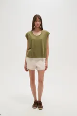 Remera verde oliva de viscosa con cuello redondo y mangas cortas con dobladillo.