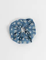 Maxi scrunchie de denim celeste con detalles de flores bordadas en blanco.