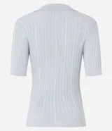 Blusa de viscosa color verde claro, con cuello polo, mangas cortas, textura acanalada e hilo metalizado.