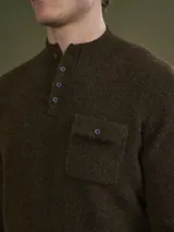 Sweater verde militar de punto con cuello mao abotonado y bolsillo de parche en el pecho.
