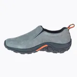 Slip on de gamuza suave en color gris, con sistema de ajuste mediante gore elástico, ideal para uso urbano o outdoor.