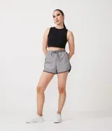 Short corto gris con textura de hilo metalizado, cintura elástica con cordón ajustable y detalles laterales en negro.