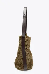 Bolso tipo saca de rafia color marrón con asa de hombro ajustable y detalle lateral. Incluye cartera con bolsillo extraíble y cierre con botón imantado.