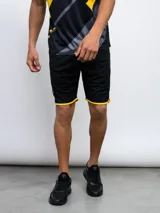 Short deportivo negro con ribete amarillo en el ruedo.