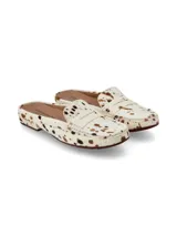 Zueco destalonado con capellada tipo mocasín, con estampado animal print de vaca en blanco y marrón.