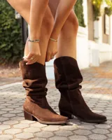 Botas texanas de caña media confeccionadas en cuero gamuzado color chocolate, con taco cuadrado y diseño clásico de estilo western.