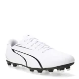 Championes de fútbol Puma modelo Vitoria FG para hombre, diseñados para fútbol 11 en césped natural firme. Cuentan con una capellada de material sintético imitación cuero en color blanco con detalles en negro, cierre de cordones y suela con tapones para tracción óptima.