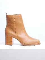 Bota corta de cuero color caramelo, con puntera cuadrada y taco geométrico de madera.
