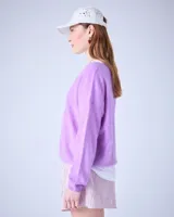 Sweater negro de cashmere cepillada con cuello en V, corte oversize, mangas largas y terminaciones acanaladas.