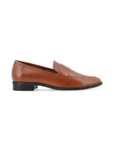 Zapato tipo mocasín color marrón con diseño elegante y suela baja.