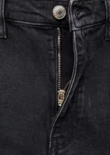 Jeans negros de tiro medio, corte slim y largo cropped.