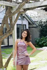 Vestido corto turquesa con escote halter y espalda descubierta. El cuello es alto y las tiras se atan en la nuca.