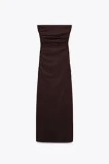 Vestido largo marrón chocolate de escote recto y hombros descubiertos, con detalle de frunces en el frente.