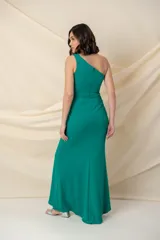 Vestido largo de fiesta color verde esmeralda, con escote asimétrico de un solo hombro y abertura en la pierna. Diseño drapeado y confeccionado en tejido con spandex.