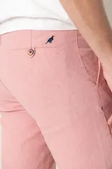 Bermuda color beige claro de lino y algodón, corte clásico, con bolsillos laterales y traseros.