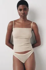 Tanga color beige de algodón con cintura elástica.