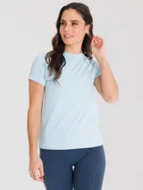 Remera celeste de manga corta con cuello redondo y abertura en la espalda.